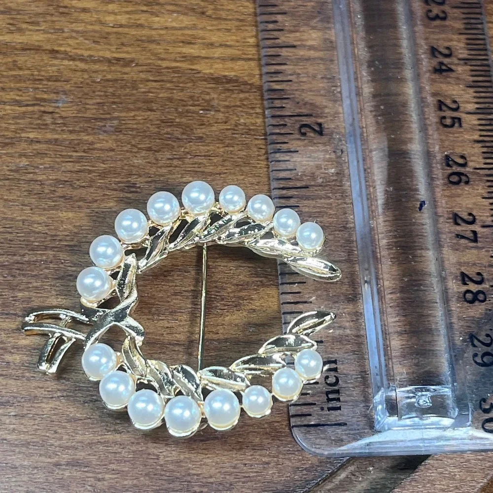 Vtg Gold Tone Faux Pearl Wreath Brooch Laurel Leaf Bow Pin Classic Accessory